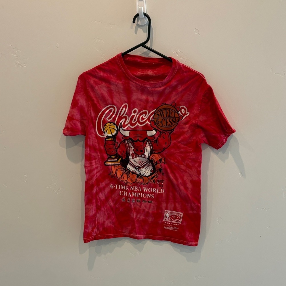 Mitchell & Ness Red Tie-Dye Chicago Bulls women’s  Short Sleeve Tee